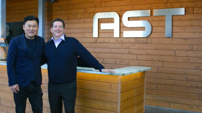 Le PDG de Rakuten, Mickey Mikitani, et Abel Avellan, le président-directeur général d'AST & Science se rencontrent à Midland