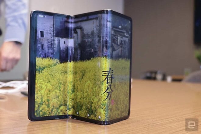 TCL concept smartphone pliable