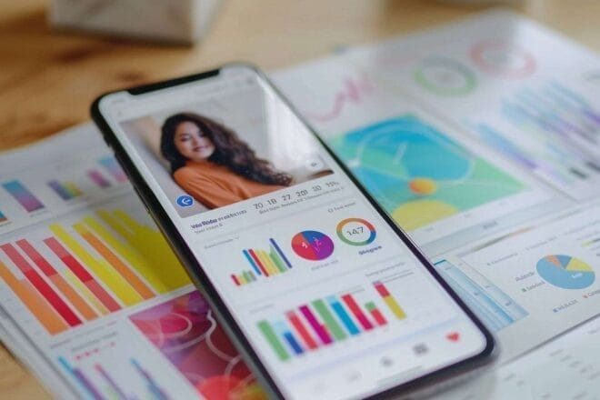 Image d'illustration. Smartphone affichant des publicités sur les réseaux sociaux