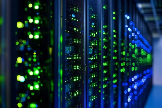 Rangées de serveurs éclairées par des lumières vertes et bleues vibrantes, illustrant l'énergie dynamique des centres de données modernes.