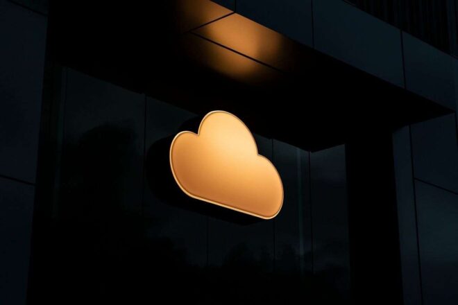 Porte imposante avec logo icloud
