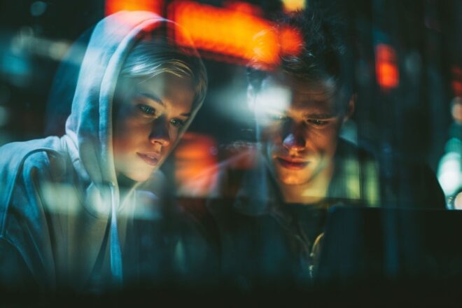 Interaction dynamique entre agents cybernétiques et interfaces ia