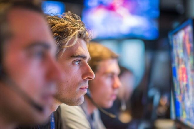 Joueurs concentrés sur leurs Écrans