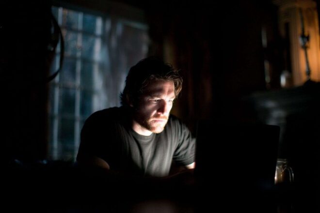 Silhouette mystérieuse sur ordinateur