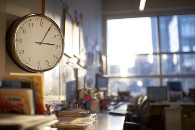 Espace de travail lumineux avec horloge