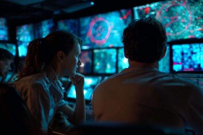 Salle de contrôle futuriste avec écrans lumineux