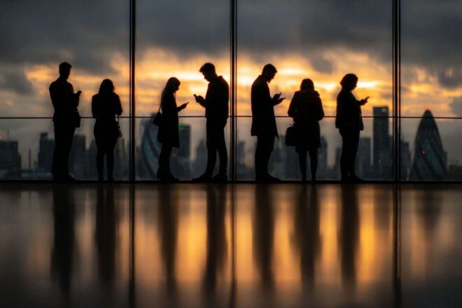 Silhouettes urbaines connectées