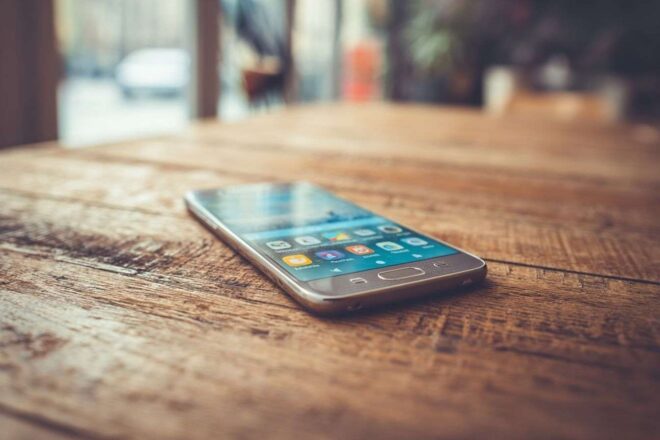 Smartphone sur bureau en bois