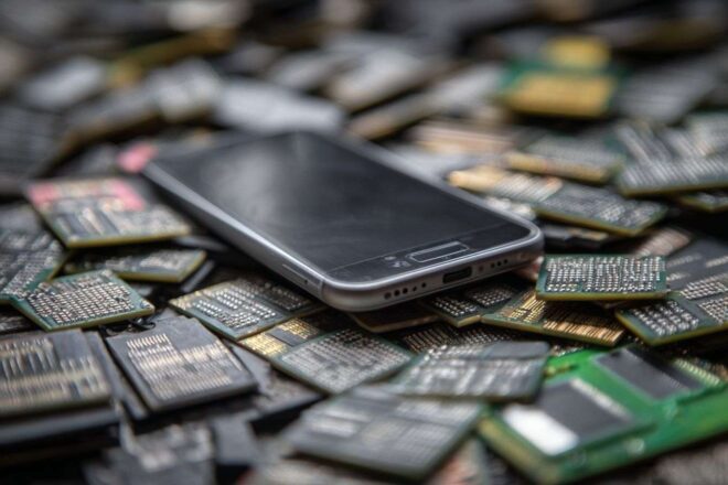 Gros plan d un smartphone entouré de puces mémoire