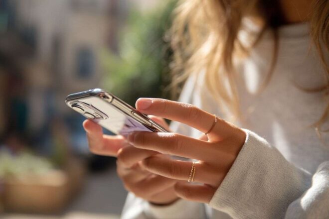 Gros plan d une main d adolescent utilisant un smartphone