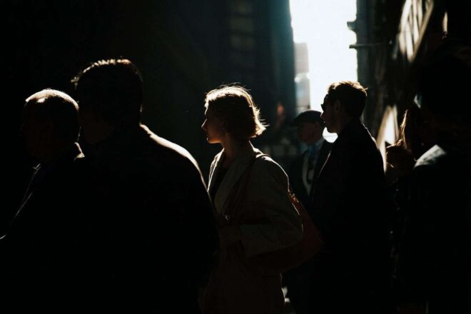 Lumière contrastée créant atmosphère cinématographique