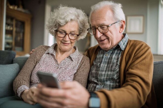 Couple âgé dans un salon moderne