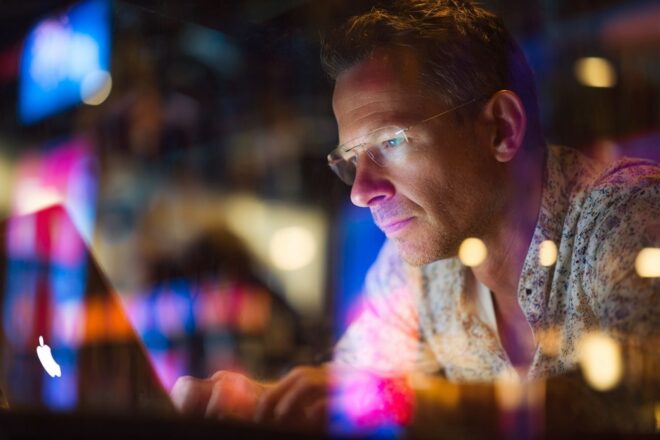 Création d application par développeur avec reflets lumineux sur écran