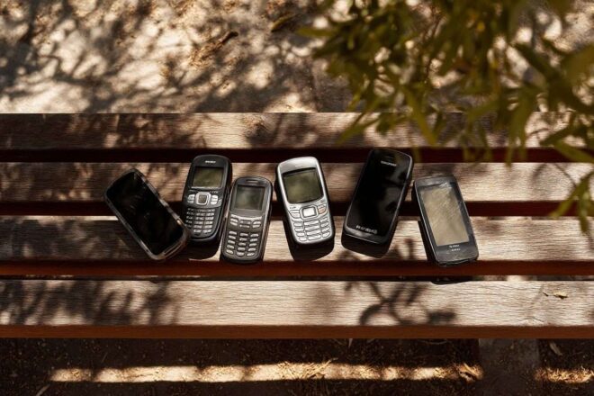 Vue de dessus de plusieurs dumbphones