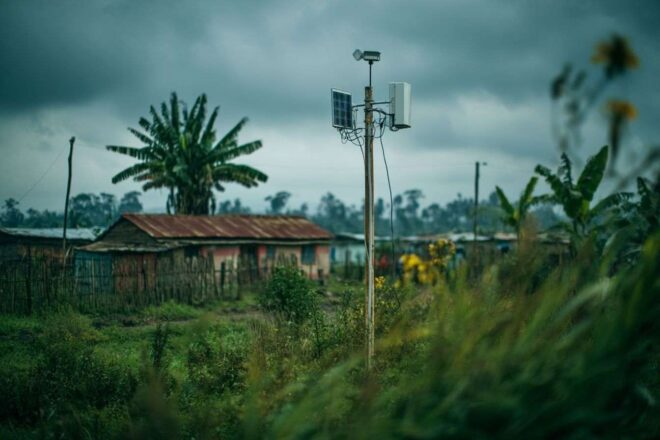 Vue réaliste d une antenne mobile solaire