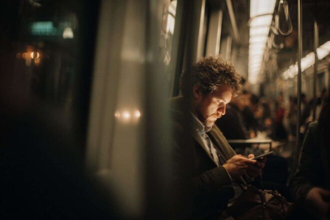 Métro serein avec personne absorbée par smartphone