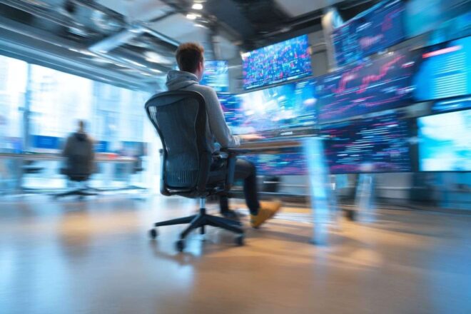 Chaise meta futuriste et Écrans innovants