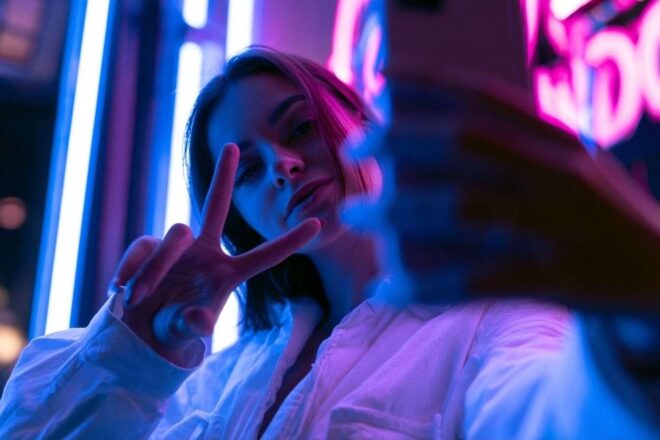 Selfie paix signe en néon