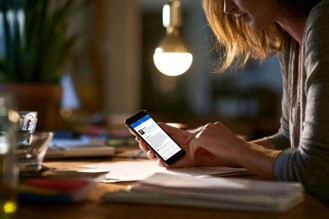 Gros plan d un smartphone affichant un assistant ia