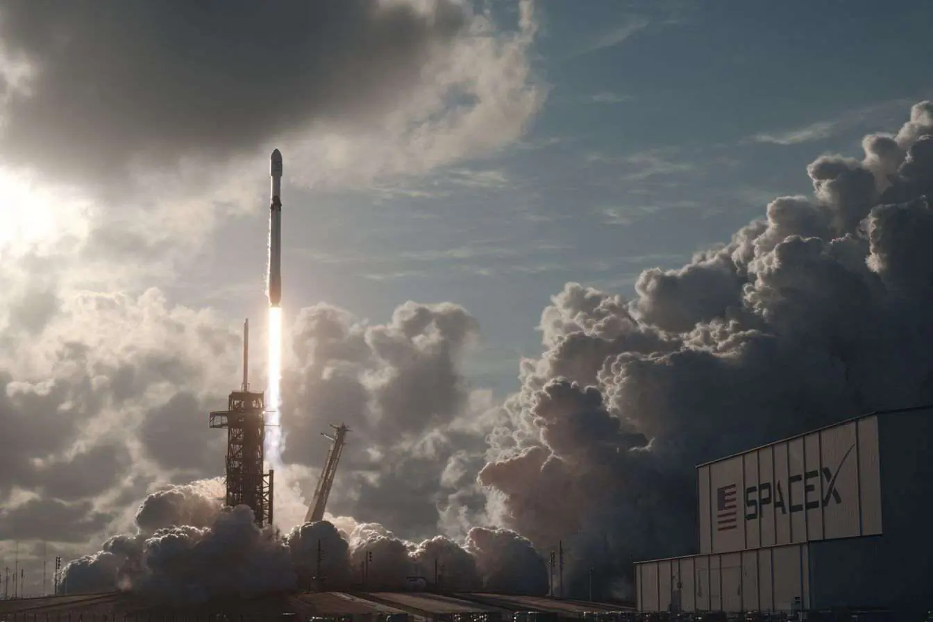 Fusée SpaceX au décollage illustrant un mariage entre finance et exploration.