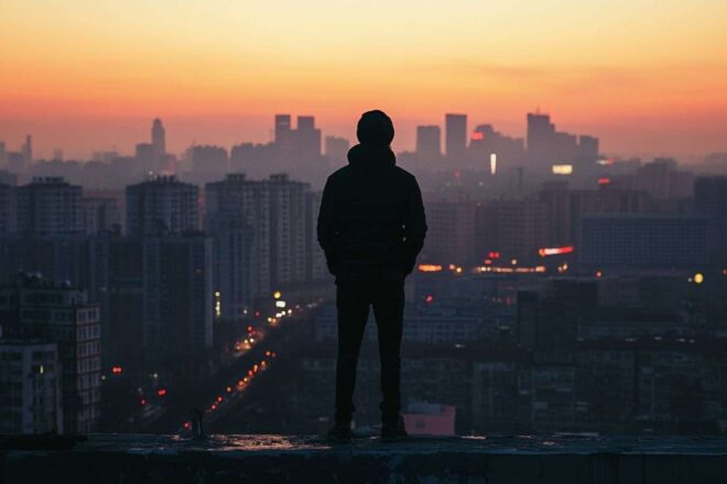 Silhouette d un hacker sur un toit à pékin