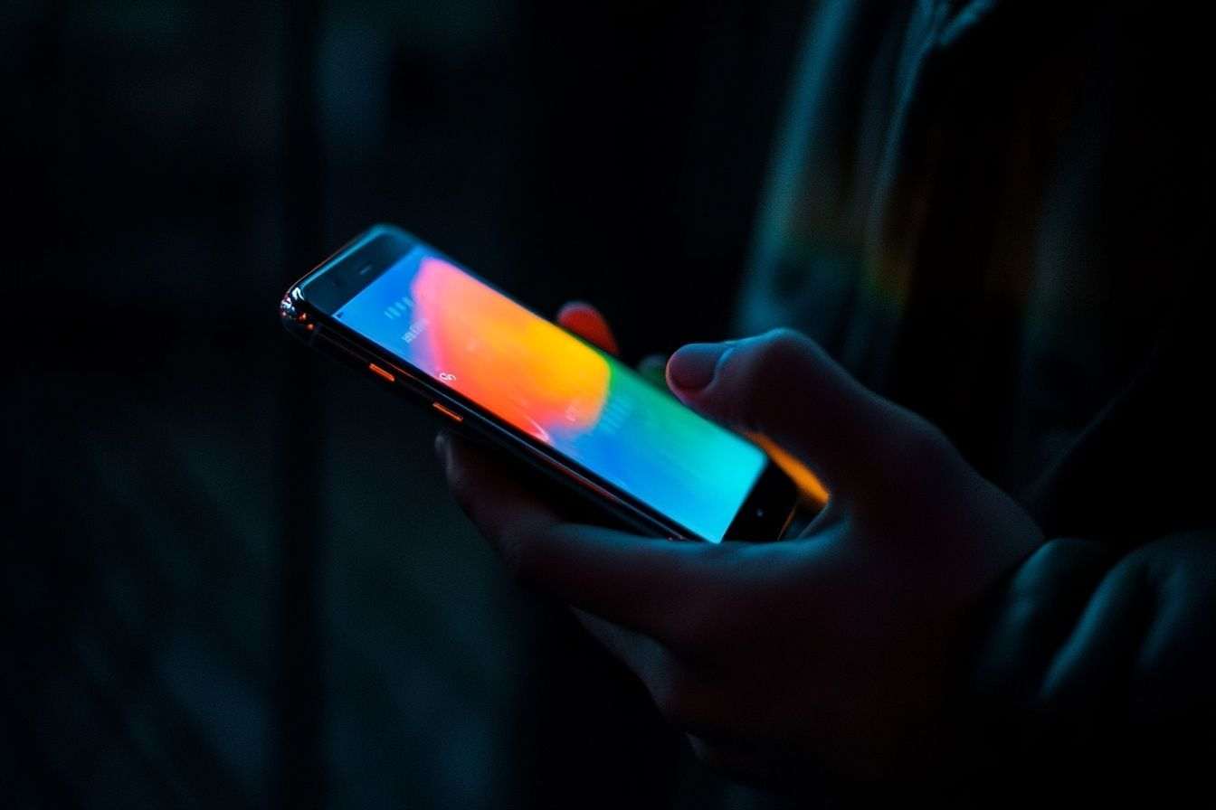 Écran de smartphone lumineux aux couleurs de google