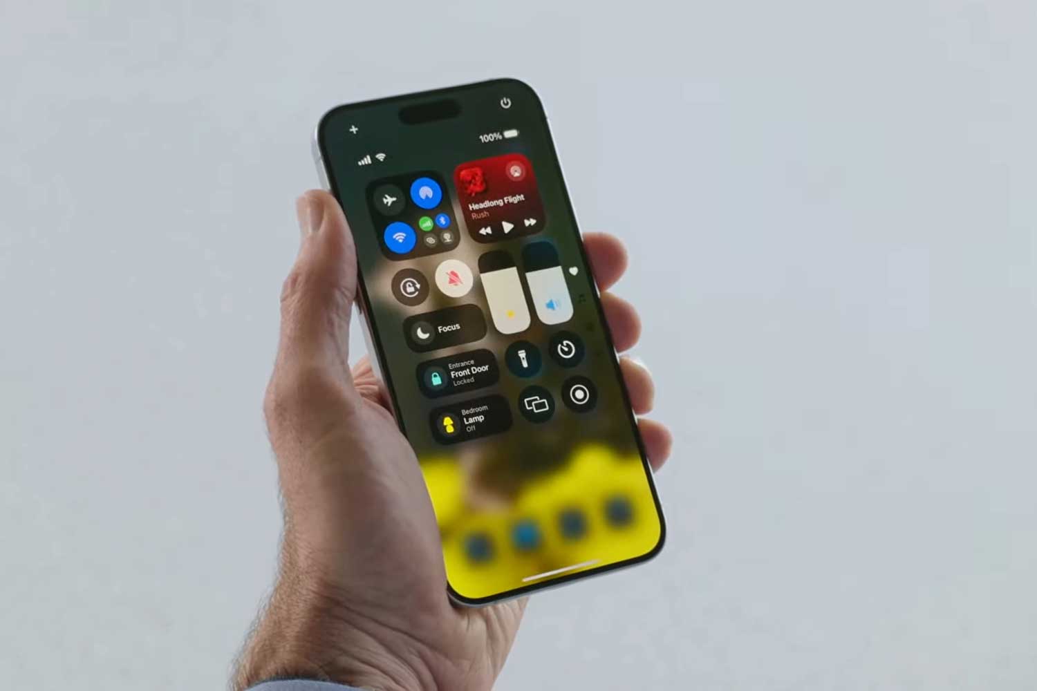 iPhone iOS 18