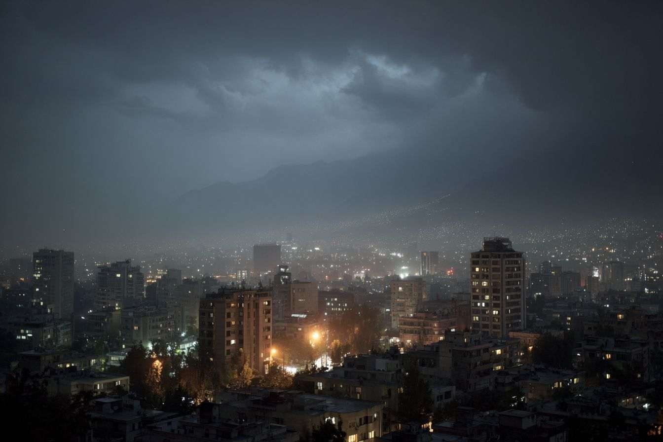 Paysage urbain assombri de téhéran avec des bâtiments illuminés