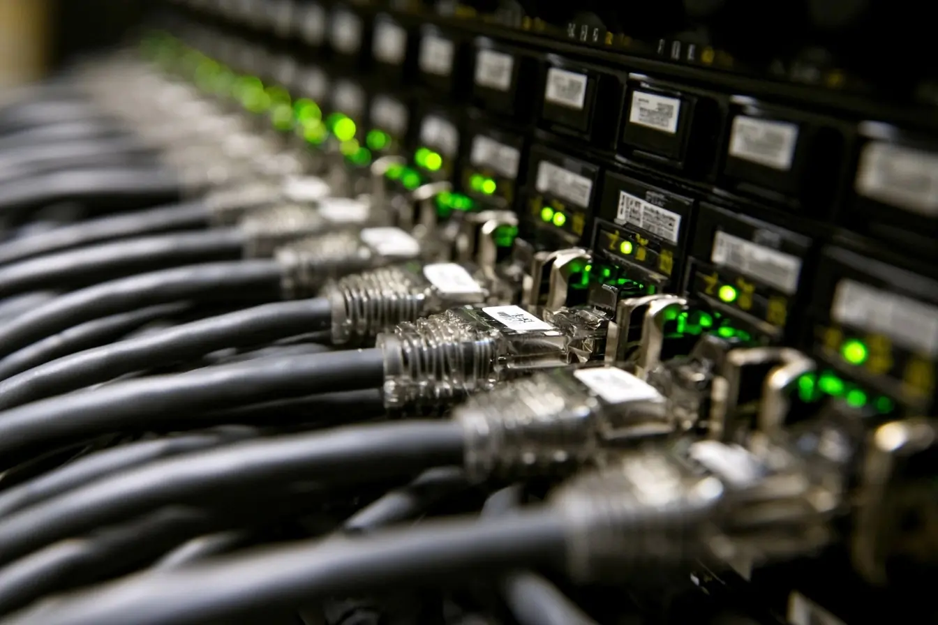 Cables reseau dans une baie serveur