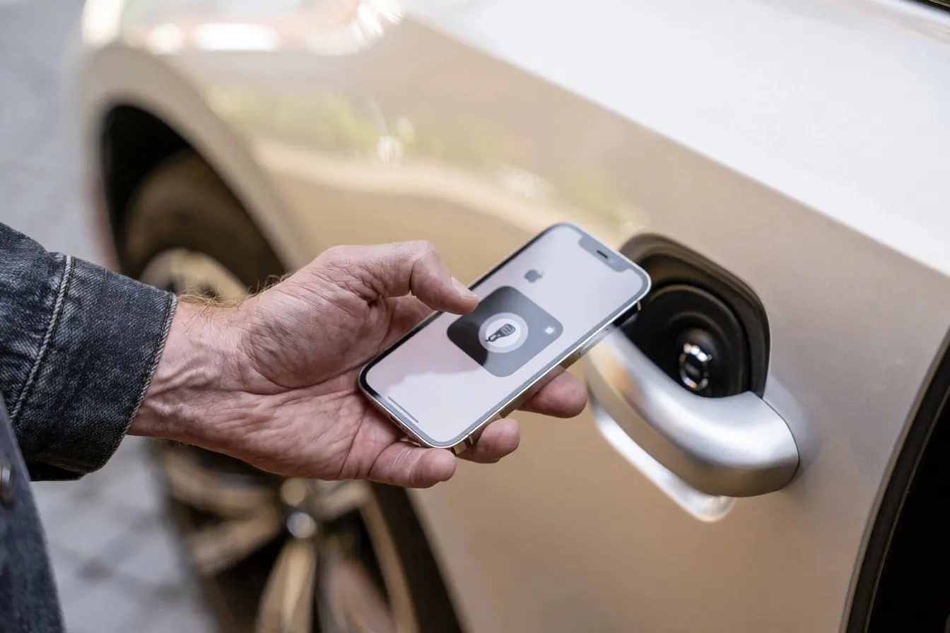 iPhone présenté comme clé près d’une voiture