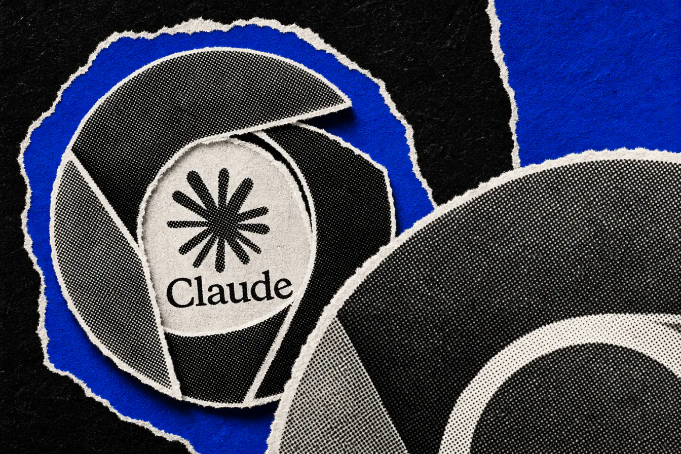 Logo Claude serré par Chrome en gros plan