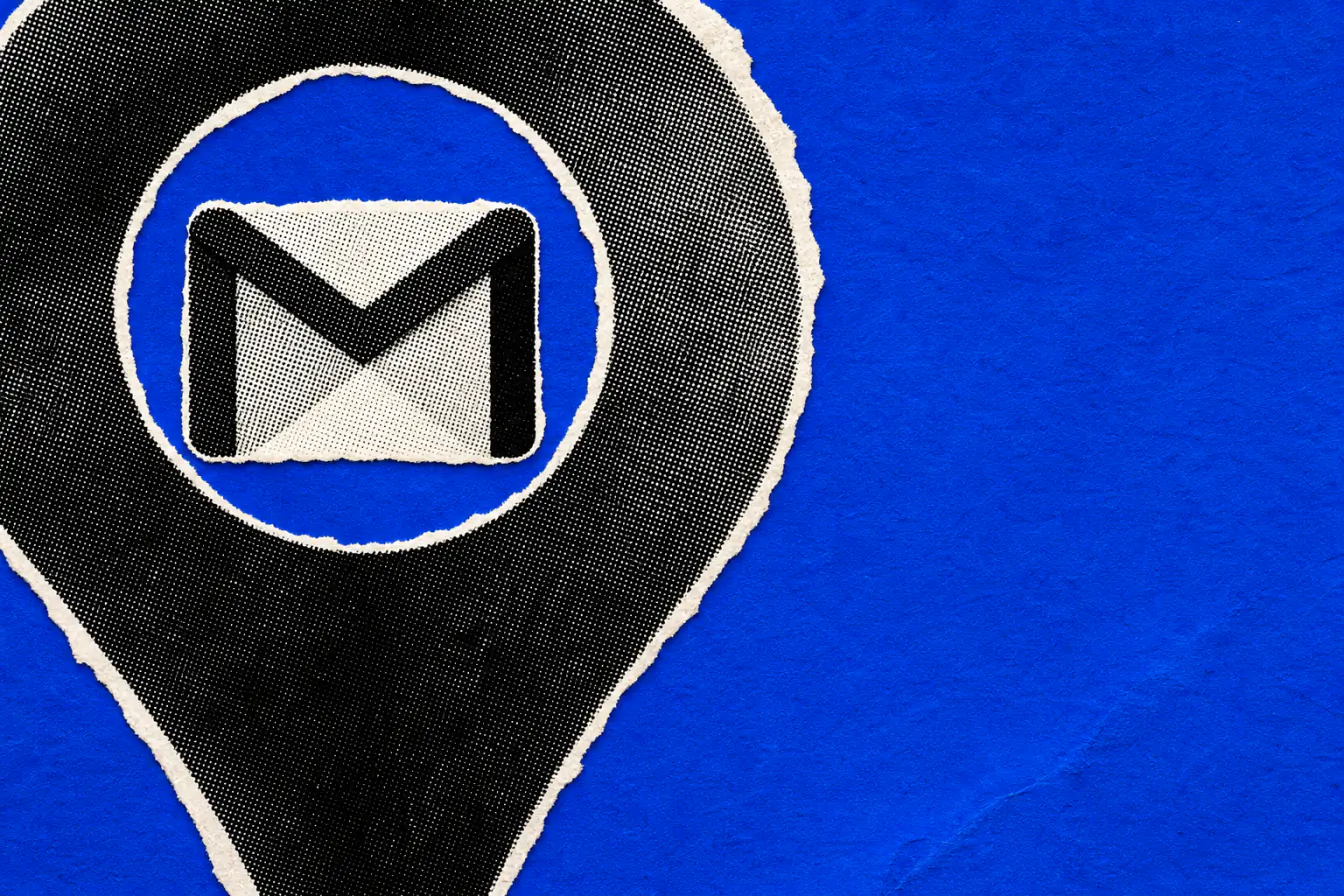 Repère Google Maps serrant une enveloppe Gmail