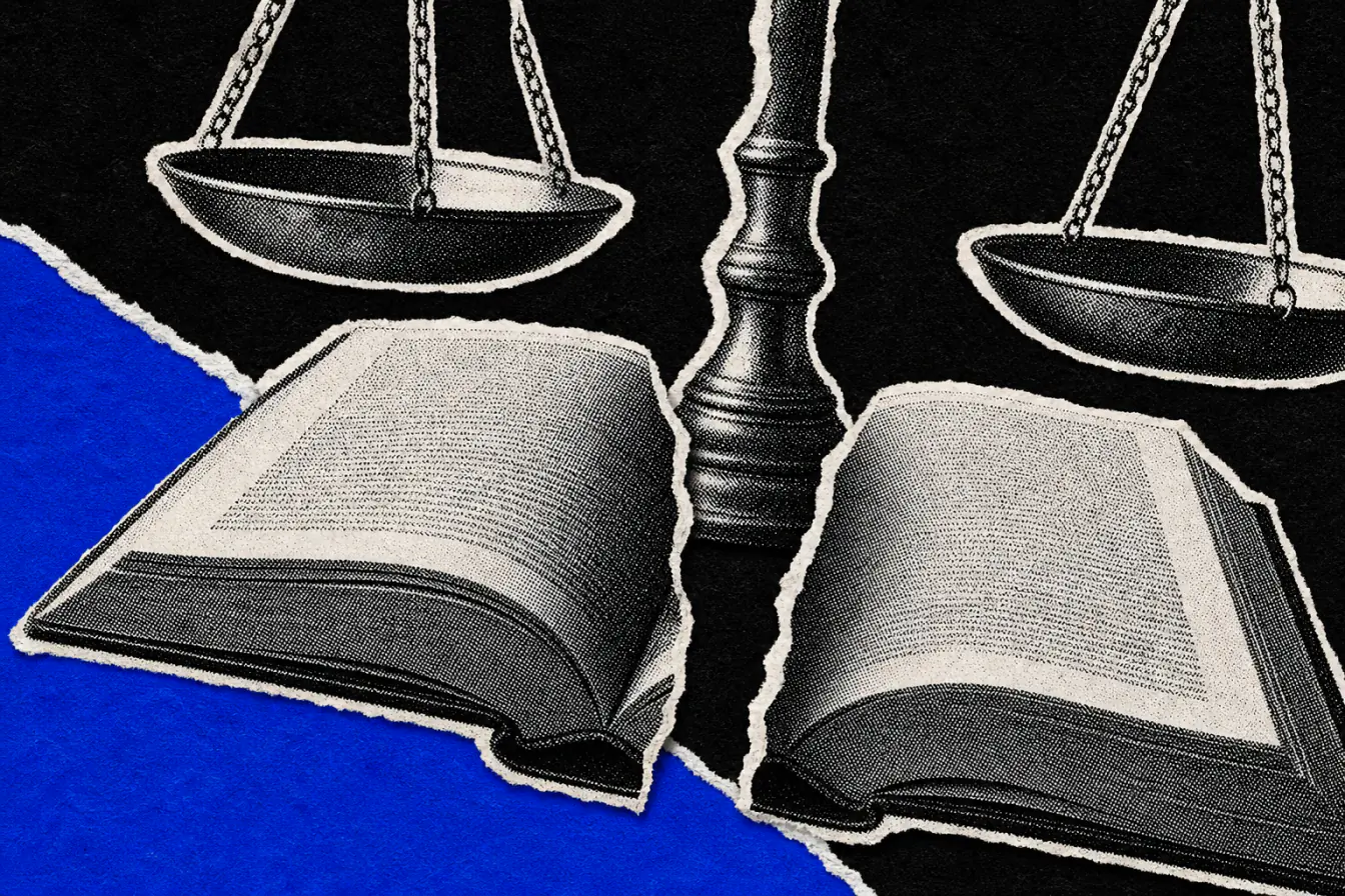 Livre fendu sous une balance de justice