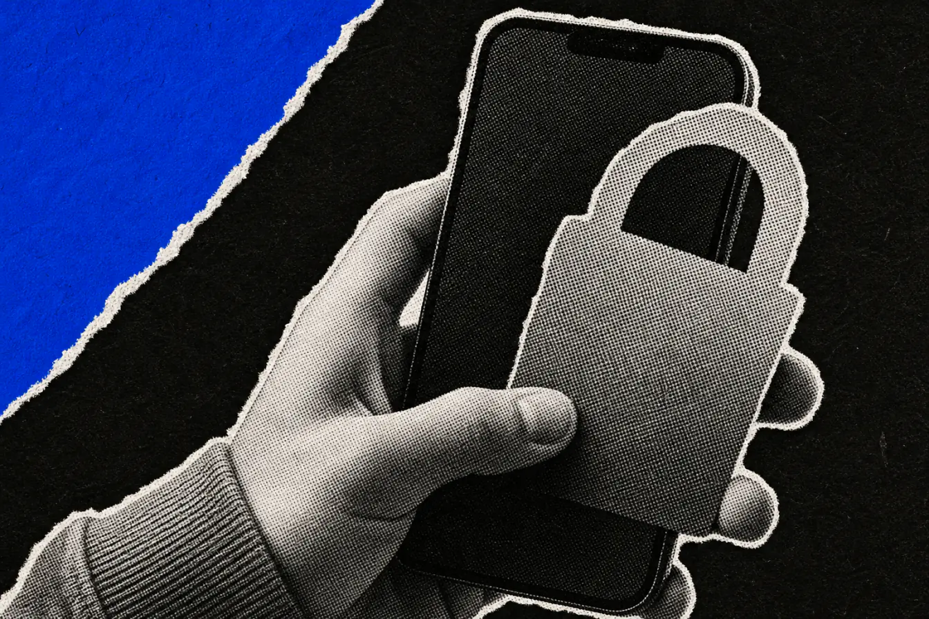 Main d’ado et smartphone verrouillé