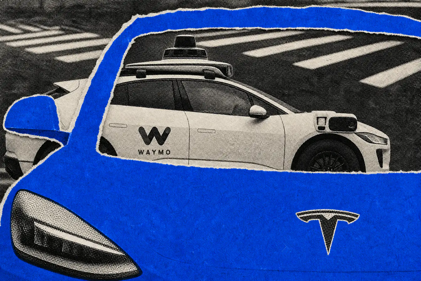 Voiture Tesla vide face à une Waymo