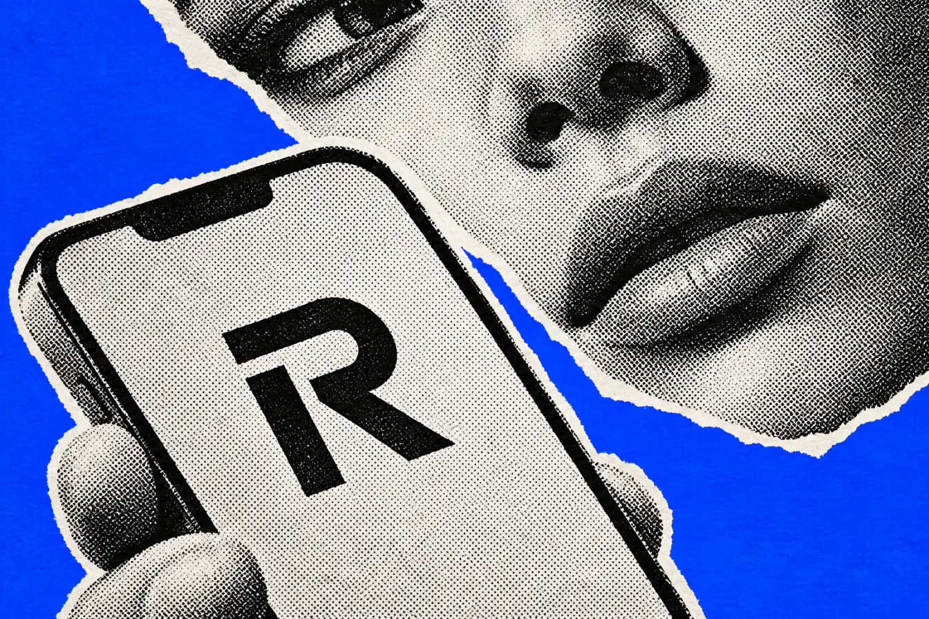 Visage serrant le logo Revolut sur fond bleu