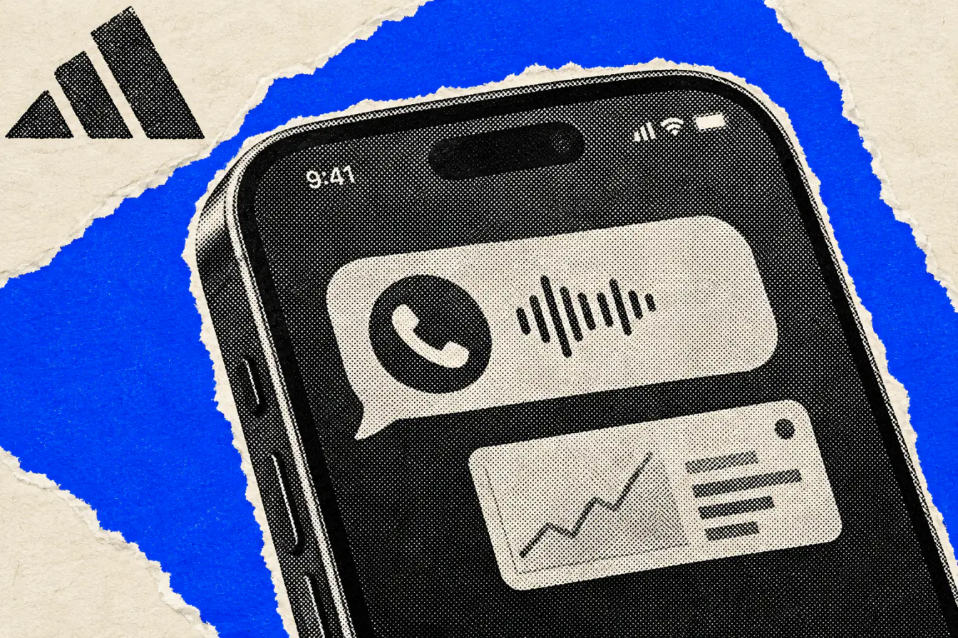 Smartphone et appel enrichi sur fond crème