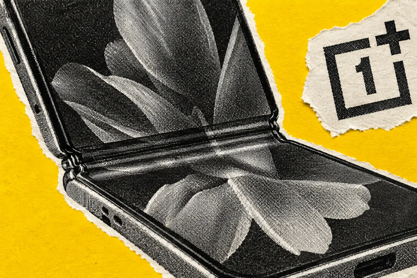 Smartphone pliant entrouvert au pli marqué