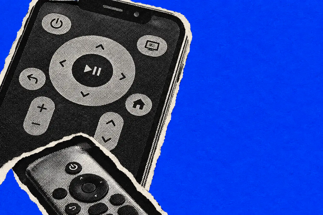 Smartphone refermé sur une télécommande TV