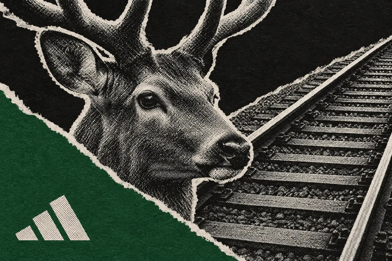 Tête de cerf coupant un rail en diagonale