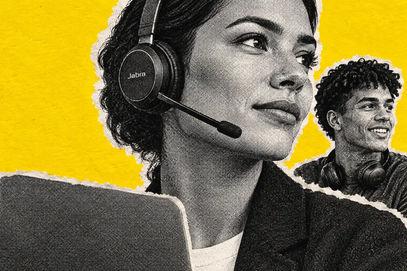 Salarié au casque, collègue en retrait