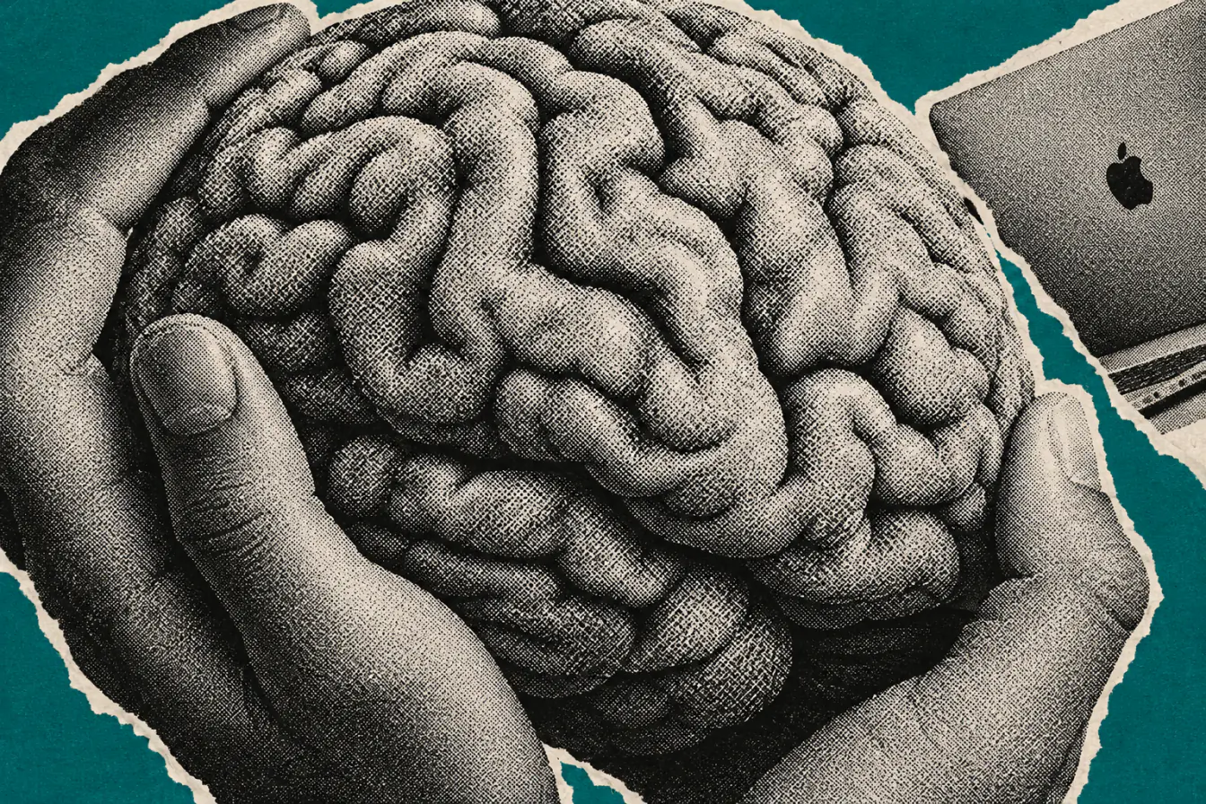 Cerveau tenu entre deux mains en gros plan