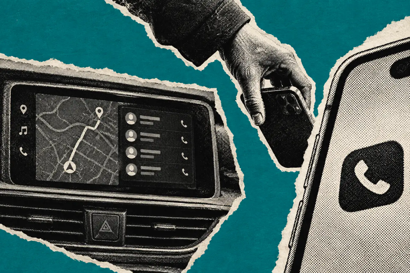 Une main retire un téléphone de la voiture