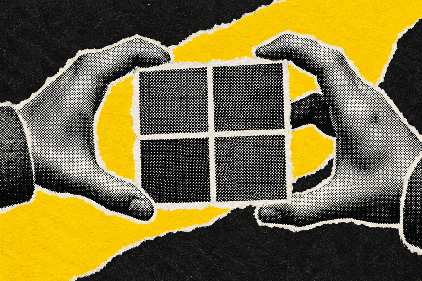 Mains serrant le logo Microsoft