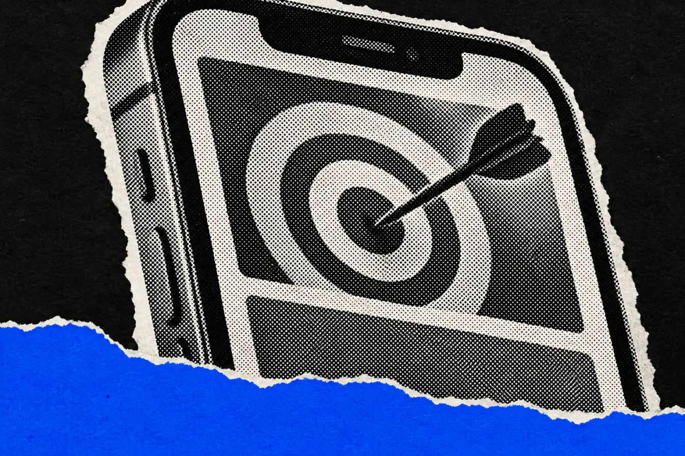 Smartphone et cible pub au-dessus d’une bande bleu
